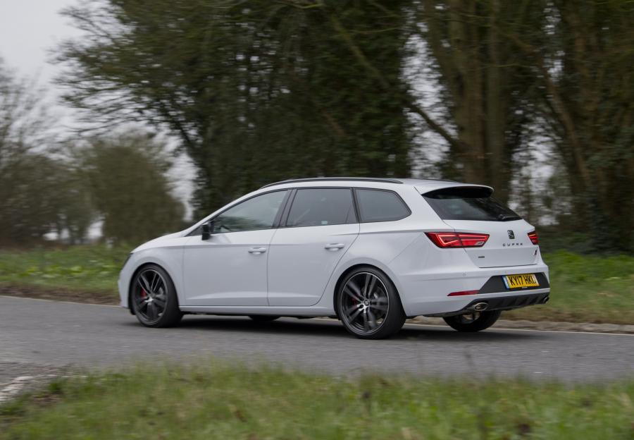  Seat Leon ST Cupra 300 2017 года  (UK) (фото 20 из 40)